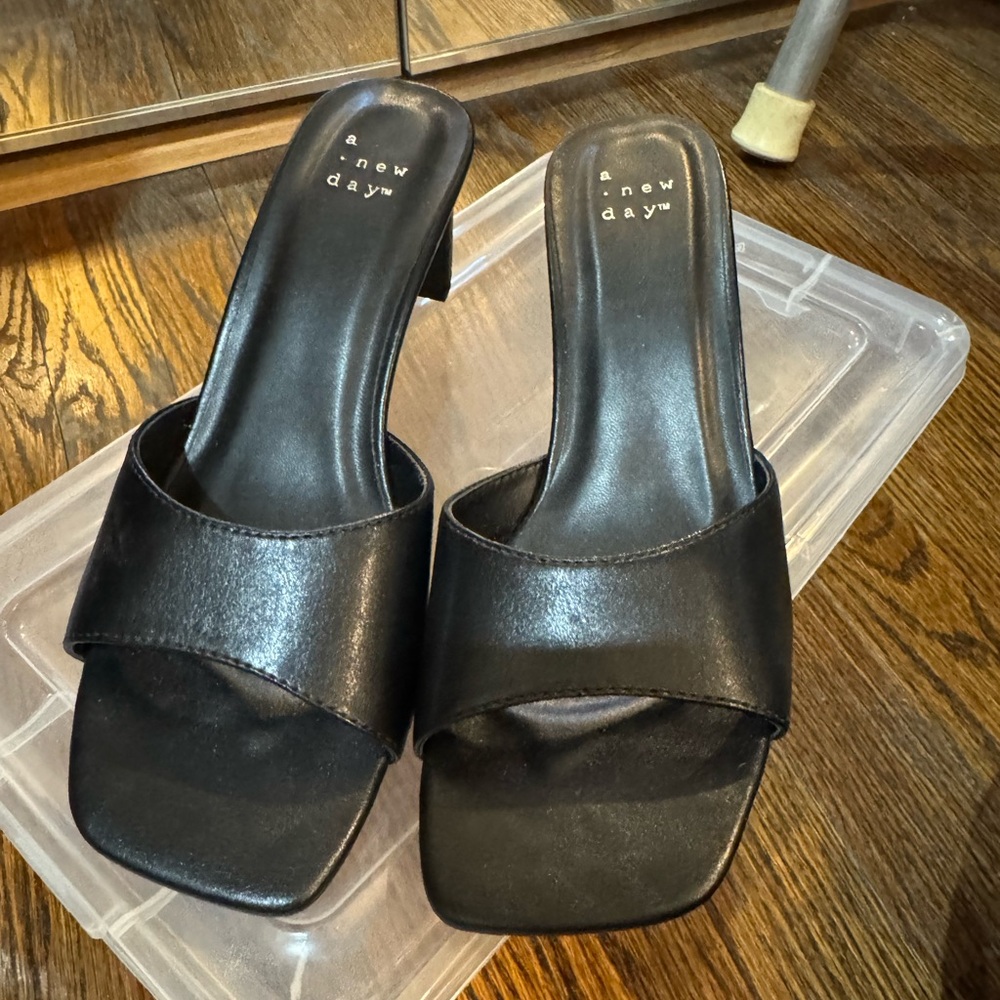 Brand new never worn black heel